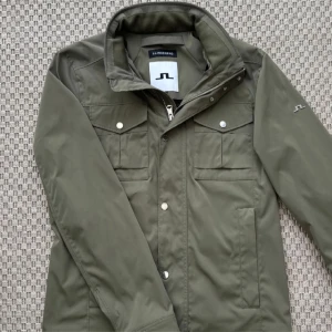 Olivgrön jacka från J.Lindeberg - Säljer en grön J Lindeberg bailey jacket näst intill ny! Den är väldigt efterfrågad och den har  inga defekter alls