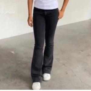 Svarta bootcut jeans - Säljer ett par low boot jeans från lager 157 som är stretchiga och har en normal passform. De passar bra i längden på mig som är 168m. Knappt använda och de är som nya. (Använda runt 3 gånger.) Priset går absolut att diskutera vid snabb affär! Bilderna är ifrån hemsidan, men egna bilder kan jag ordna om så önskas