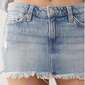Mini jeanskjol - Väldigt kort miniskirt från Weekday. Aldrig använd helt nyköpt! Har endast tagit bort prislappen. Säljer pga fel storlek. Nypris 560kr.  Storlek 38
