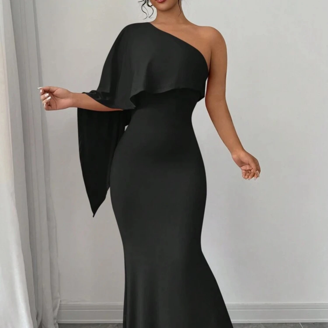 Svart långklänning med oneshoulder