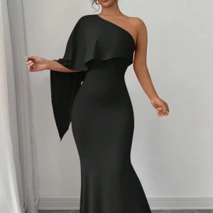 Svart långklänning med oneshoulder - Säljer en fin svart fest klänningen som är jätte fin går att ha när som helst(säljer den pågrund av får ingen användning av den)