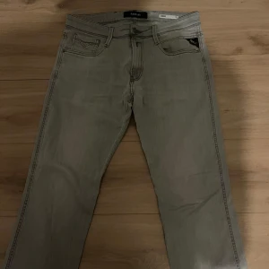 Replay Anbass ljusgrå jeans - Säljer ett par Replay Anbass jeans i ljusgrå färg. Jeansen har ett skick på 9/10 och inga defekter. Jag säljer dom eftersom jag har ingen användning för dom eftersom jag växte ut dom snabbt efter jag köpte dom. Perfekta för någon runt 180 cm lång. Skriv om ni har frågor! Vid snabb affär kan vi diskutera priset.