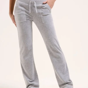 Juicy Couture - Hej, säljer mina oanvända Juicy Couture byxor. Strl XXS. Om du är intresserad av att köpa hör av dig så kan du få egna tagna bilder på byxorna. Vid snabb affär kan priset diskuteras! 🤍