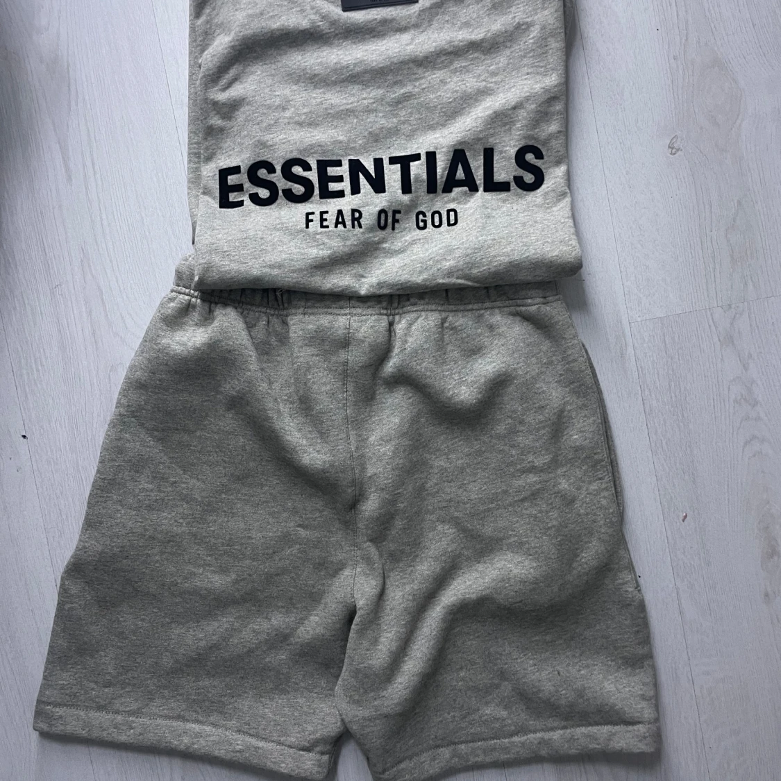 Gråt sett från Essentials Fear of God - 1