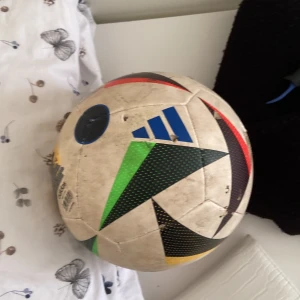 Fotboll euro boll - Säljer min euro 2024 boll. Den är faktiskt lite trasig men funkar jätte bra.bollen är size 5 