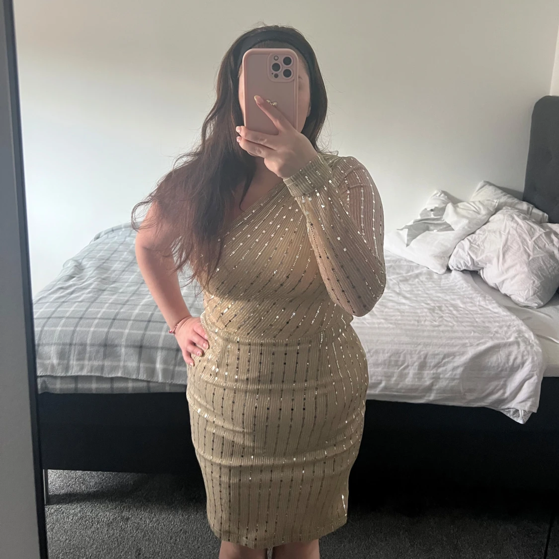 Guldig glittrig one shoulder klänning