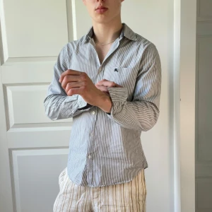 Burberry skjorta - Modellen är 178-75 kg. Passar honom bra. Modellen bär M, se sista bild. Inga som helst defekter. Kom med frågor! Perfekt för skol avslutning
