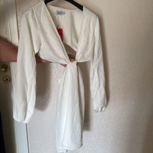 Vit klänning  - Vit klänning från Beginning boutique som aldrig är använd med prislapp på. Storlek xs💕💕 nypris var 600