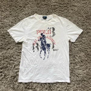 Ralph lauren t shirt - Säljer denna rikigt feta Ralph lauren t shirten!⭐️Storlek XL/Barn vilket motsvarar S!🤝Skick : 9/10!🙌Hör gärna av er om ni har funderingar!👍