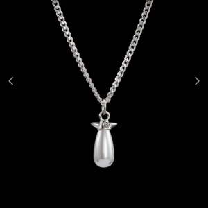 Maria Nilsdotter halsband  - Går inte ner i pris!!!!!!! Säljer mitt Pearl Tear Necklace! Mycket bra skick, nypris 2595kr. Kan mötas upp men fraktar helst, har box och påse men är osäker om jag har kvar kvitto. Tror kedjelängd är 40