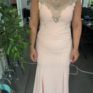 Elegant rosa klänning  - Säljer en super fin klänning men den är tyvärr trasig vid kedjan. Men de går att fixa. De är en tajt klänning som framhäver kroppen och ger de där lilla extra med detaljerna på sidan.  Klänningen är i storlek 36   Säljer den för 1000 men priset går att diskutera.   Hör av er vid intresse eller om ni har några frågor. 