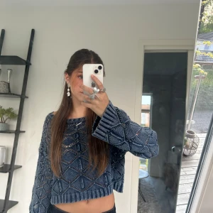 Skitcool blå croppad stickad tröja från Zara - Säljer en ascool blå croppad stickad tröja från Zara med ett snyggt rutmönster. Tröjan har långa ärmar och en lös passform. 