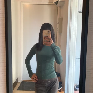 Polo tröja  - Jag säljer två polotröjor. Den gröna är i xs och den gråa i s. Har bara använt dom ca 5 gånger och är som nya. En för 30kr eller båda för 50kr ❤️