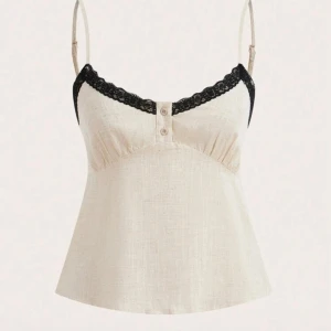 Beige/aprikos linnetopp med svarta spetsdetaljer - Säljer en beige linnetopp med tunna justerbara axelband och vacker svart spets längs urringningen. Toppen har två små knappar framtill och är tillverkad i ett linneliknande material. Perfekt för sommaren