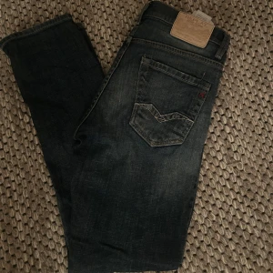 Replay Jeans - Säljer ett par mörkblåa replay jeans för ett bra pris. Byxorna har en god fade och är i bra skick! Kontakta för frågor och eventuellt köp!