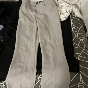 Beiga kostymbyxor bootcut - Snygga beiga kostymbyxor. Väldigt eleganta och trendiga från Bikbok. Använd ute max två gånger, väldigt bra skick och perfekt längd