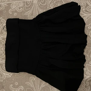 Svart topp från Gina tricot  - Supersöt svart topp som liknar en kjol. Även super fin till sommaren🩷 stl XS. Bara haft på mig när jag provade den. Så använd en gång 