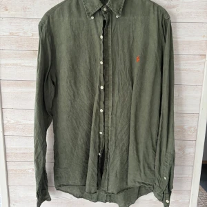 Olivgrön skjorta från Ralph Lauren -  Stilig skjorta från Ralph Lauren | storlek L | skick| ny //GC