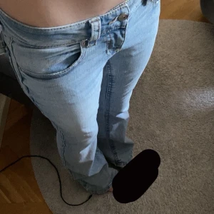 Ljusblå jeans från Perfect Jeans - Säljer ett par ljusblåa utsvängda jeans från Gina Tricot. Jeansen har låg midja. Skulle säga att dom passar Xs-s, dom är lite för små på mig som vanligtvis har storlek S. Nypris är 499