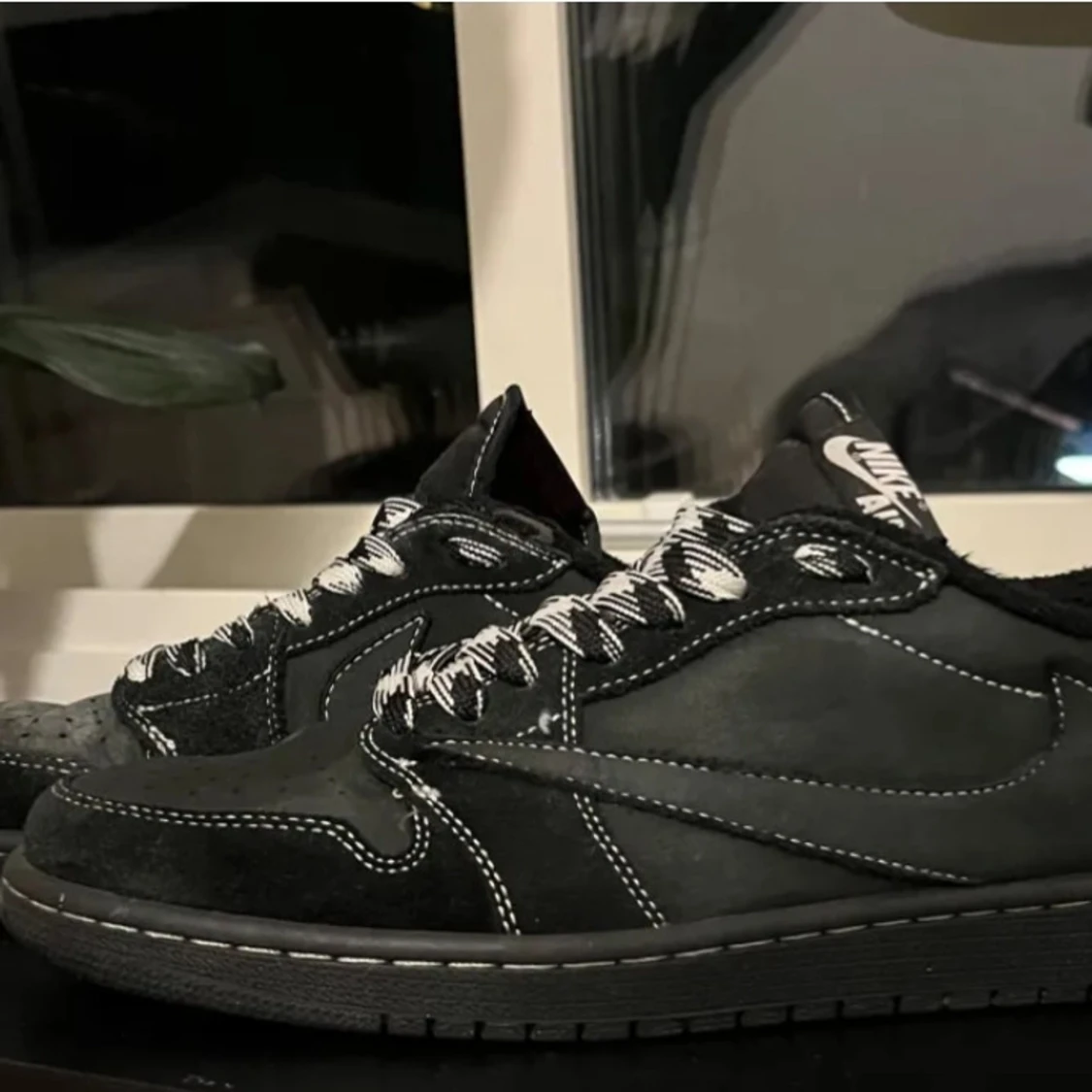 Svarta Nike sneakers med vit kontrastsöm - 1