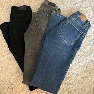 3-pack Perfect Jeans i svart, grå och blå - Tre par bootcut low waist jeans från Perfect Jeans i färgerna svart, grå och klassisk blå. Perfekta basjeans med normal passform och enkel design. Jeans är nya och säljs på grund av att jag inte gillar dem längre. Köparen betalar frakt. Skriv till mig om du är intresserad❤️