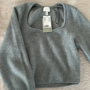 Grön stickad tröja - Helt oanvänd stickad tröja från H&M, lappen är kvar. Storlek S. 