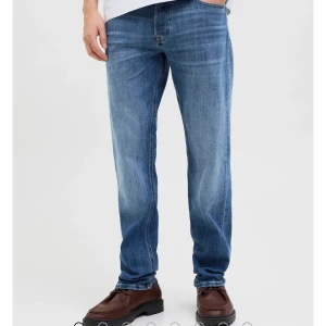 Jeans Jack&Jones  - Snygga jeans från Jack&Jones, modell: Tapered/Mike Storlek: 32/32. Hör av er vid frågor🥰 (Orginal pris 800kr)