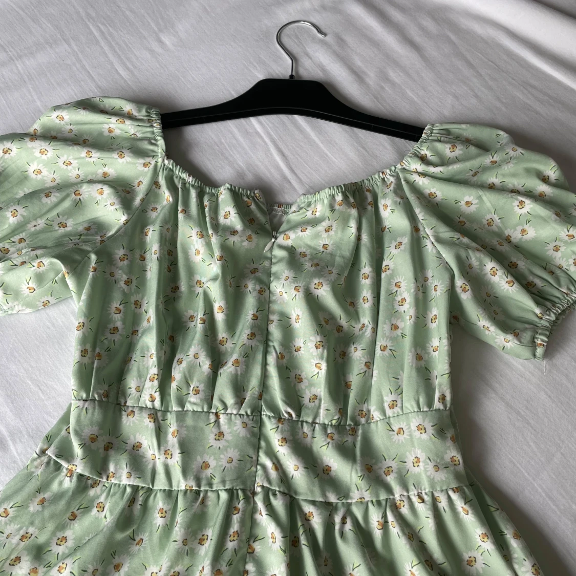 Ljusgrön blommig klänning med puffärmar - 2