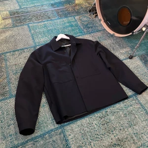 Fodrad Zara kavaj overshirt - Tjena! Nu finns denna tvär feta Fodrade Zara kavaj overshirten till salu. Den är i prima skick och strkl M. 