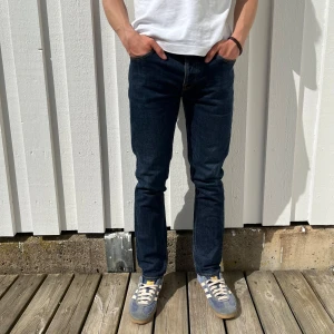 Nudie grim tim - Tja! Säljer detta feta par jeans från Nudie!| Modell:Grim Tim| Nypris runt 1800kr, vårt pris,499kr!| Storlek 33 i midjan, men passar 31 i midjan!Vid minsta fråga tveka inte stt höra av dig//JeansLabbet