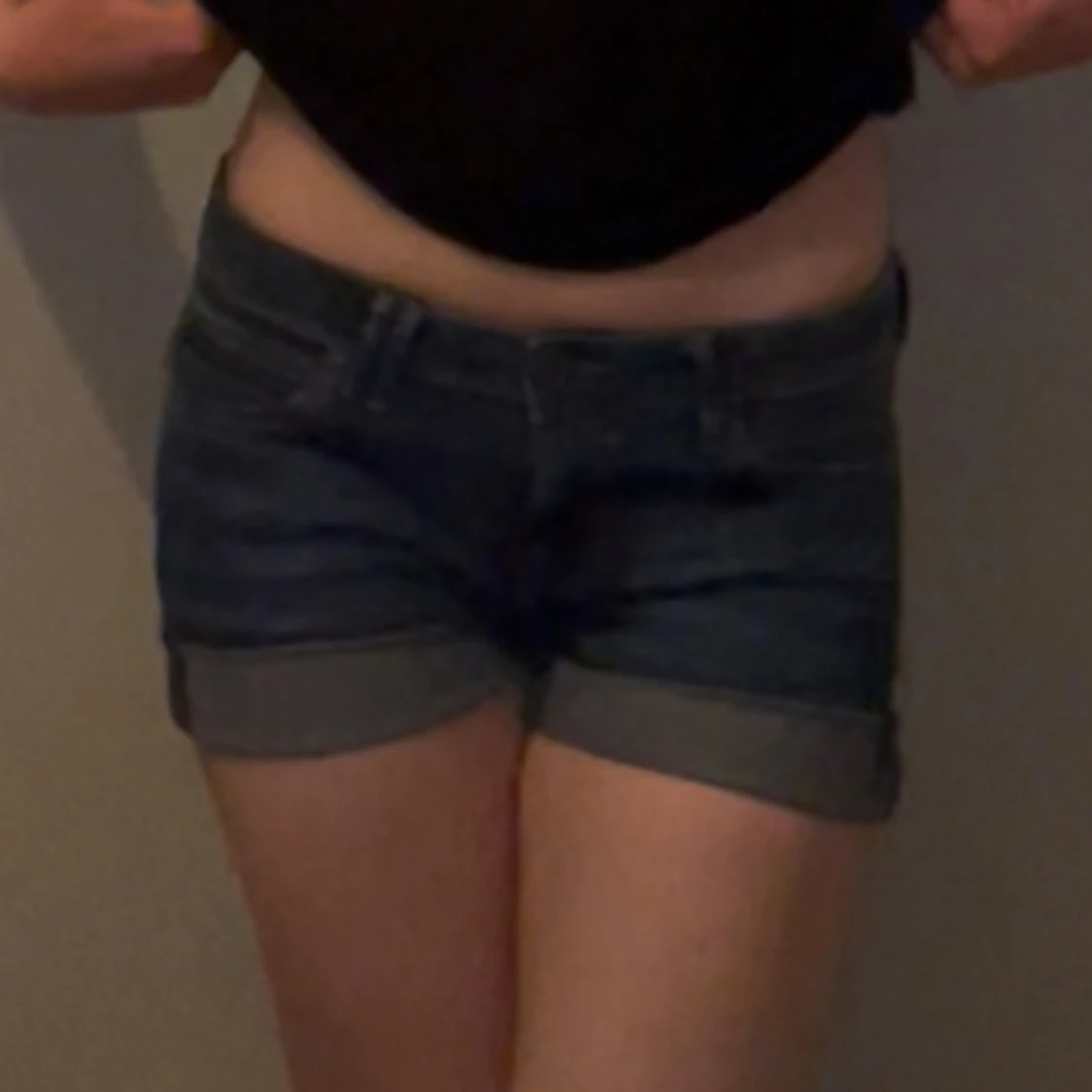 Lågmidjade jeansshorts med upprullade ben - 3