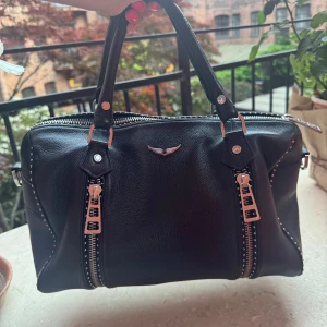 Svart handväska från Zadig & Voltaire stor M/L - Nu säljer jag min stora jättesnygga Zadig & Voltaire väska💕nypris ca 5600kr💕Har inga defekter och är i mycket bra skick🌸perfekt till skolan och rymmmer datorer och böcker mm. Svår att få tag på💕priset går att diskutera