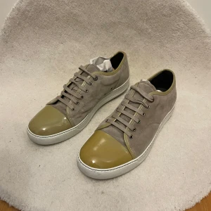 Beige  Lanvin - Beige Lanvin med gula detaljer. Storlek: uk 10/ 45. Skick: 9,5/10, klockrent skick, knappt använda. Skopåse ingår! Kontakta oss för fler bilder eller info!🙌