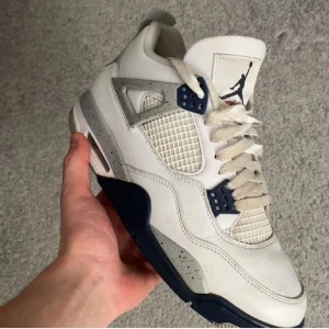 Jordan 4 midnight navy - Hej! Säljer dessa jordan 4 i bra skick endast smutsiga. Riktigt snygga och passar till alla klädstilar 