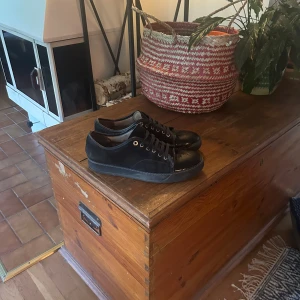 Lanvin - Ett par svarta lanvins storlek 41 passar 42,43. Dustbag finns men ingen box tyvärr. Skriv vid frågor 