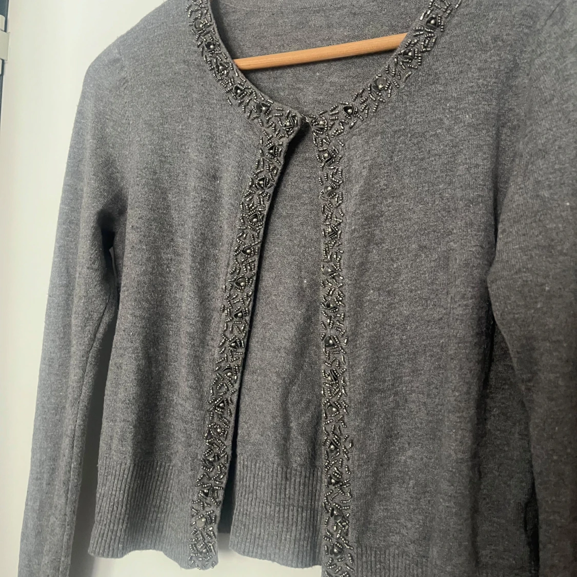 Grå kofta med pärldetaljer - 2