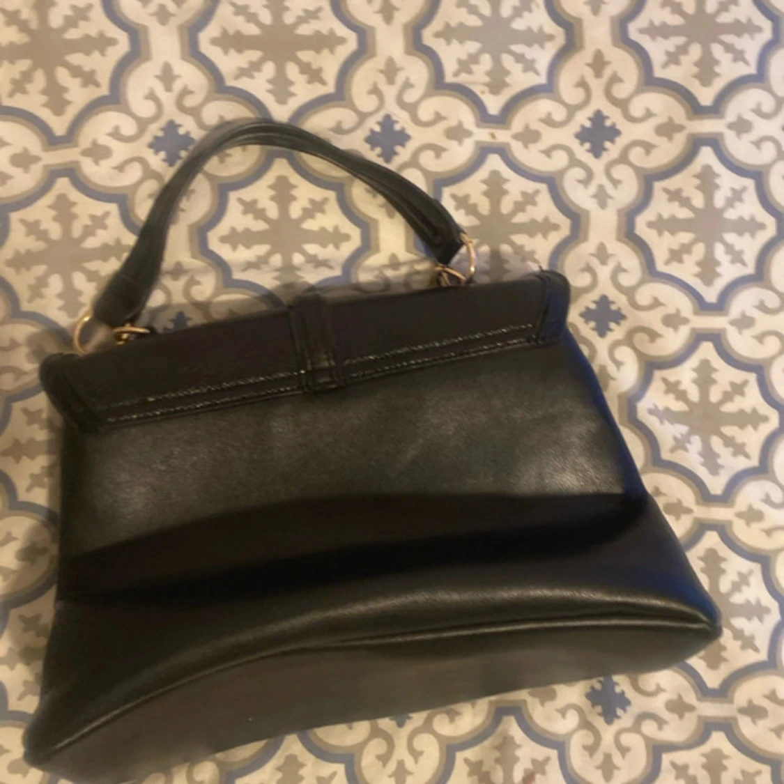 Svart handväska med spänne - 2