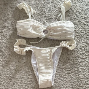 Vit bikini med volang och knyt - Som ny 💗