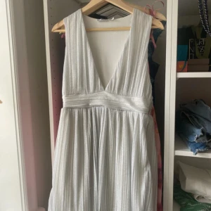Glittrig klänning - Fin klänning från nakd i storlek S💖💖