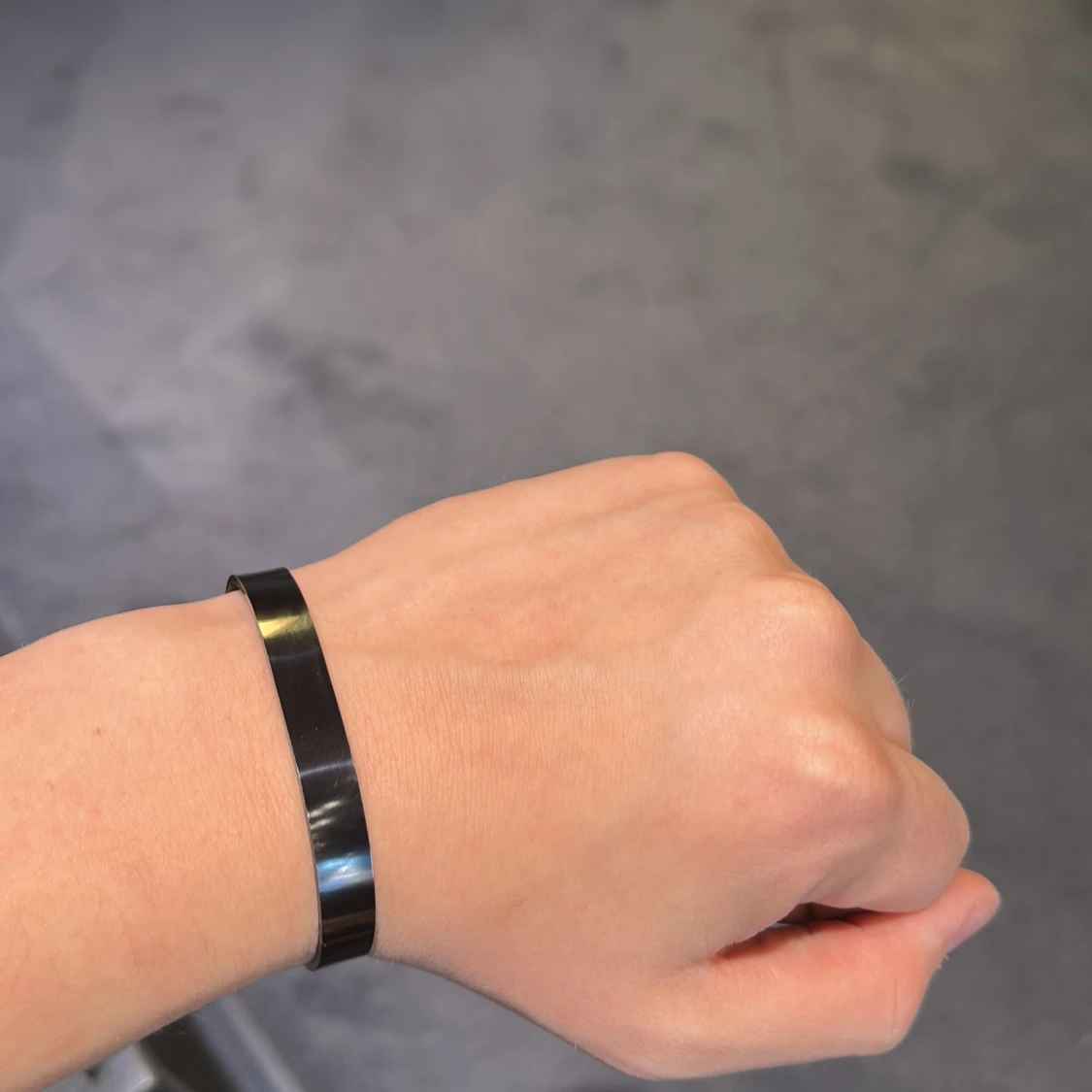 Svart minimalistiskt armband