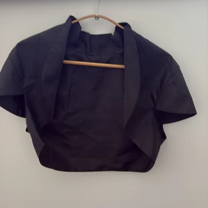 svart bolero - säljer denna as coola svarta bolero💝nyskick!!!!!