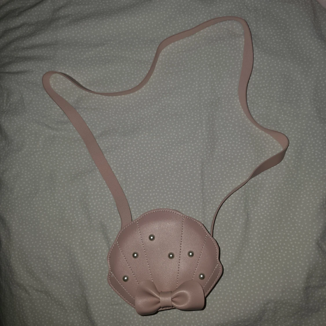 Ljusrosa axelväska med pärlor och rosett