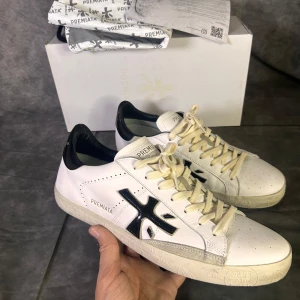 Premiata steven sneaker - Mycket fint skick, som nya | Size 43 passar även 44 | box dustbags och kort medföljer | fraktar spårbart inom 24 timmar med PostNord eller instabox | 