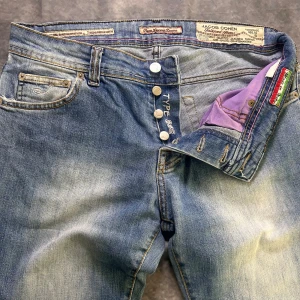 Jacob cohen jeans - Mycket fint skick | Size 32, midja 42 längd 108 | modell 811 Sitter slim fit | Nypris 5000-7000 vårt pris 1099 | Medföljer en duk