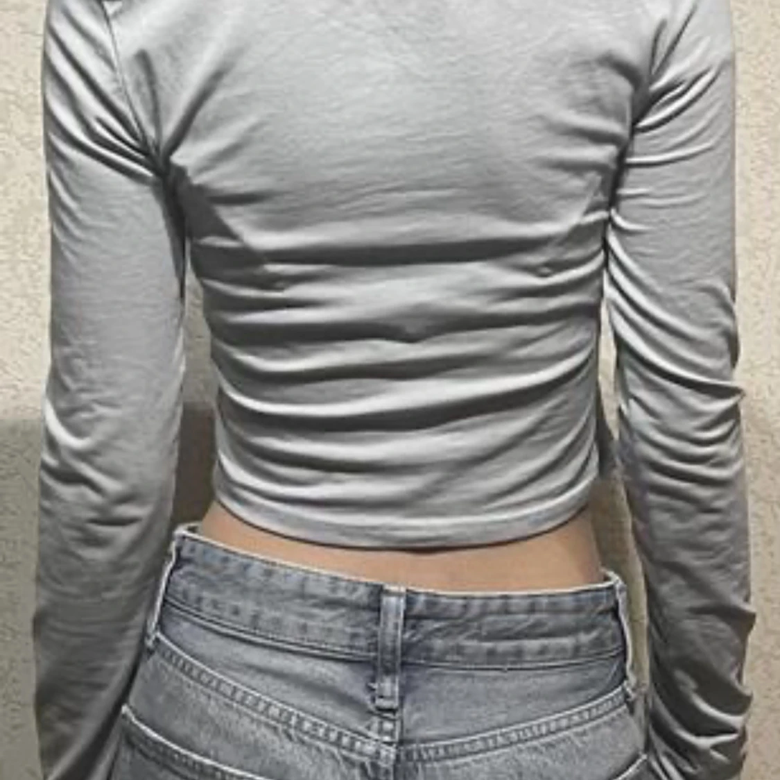 Grå croppad långärmad topp med stjärntryck - 2