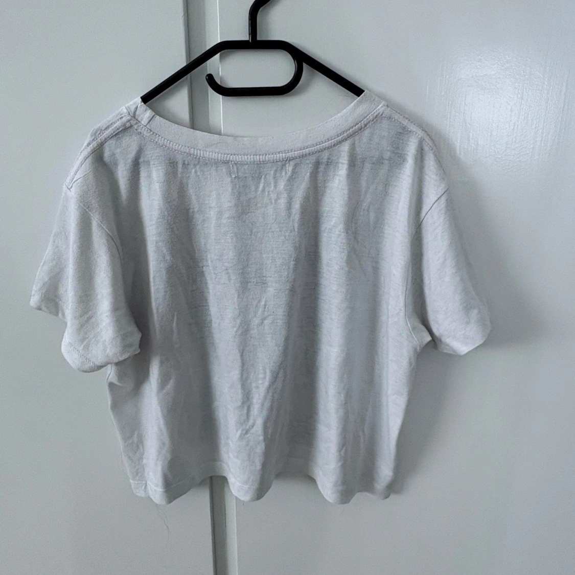 Vit croppad t-shirt med tryck - 1