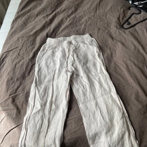Beiga linnebyxor från Esprit  - Linnebyxor från esprit i storlek xs, säljer för 250kr Passar inte mig längre☺️
