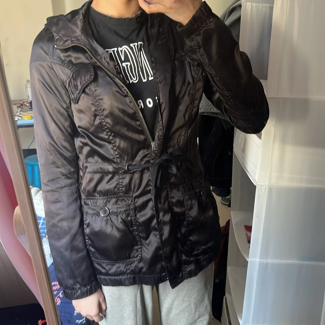 Svart jacka med huva och knytband