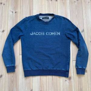 Jacob Cohën Sweatshirt - Stilren Jacob Cohën sweatshirt i storlek S. Riktigt najs färg och passform. Superfint skick. Bara att skriva vid någon fråga 🙌