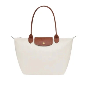 Longchamp väska - Säljer en longchamp liknade väska!! Ser exakt ut som den riktiga och har loggan. Inga defekter bara lite märken här och där som säkert går bort med tvätt❤️ Väskan passar perfekt som en strandväska eller till piknick❤️Pris kan diskuteras och det är bara att ställa frågor!!